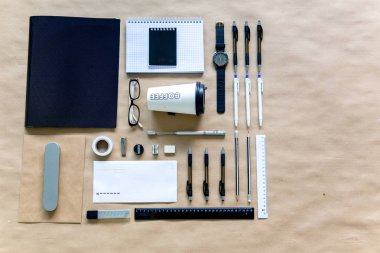 ahşap bir masa üstünde ileti örneği kalem makas defter
