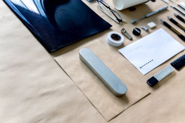 ahşap bir masa üstünde ileti örneği kalem makas defter