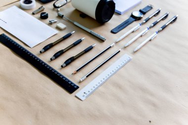 ahşap bir masa üstünde ileti örneği kalem makas defter görüntü