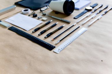 ahşap bir masa üstünde ileti örneği kalem makas defter