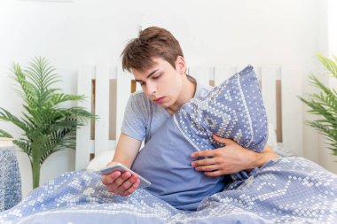 Genç bir adam yatakta sabah uyanma