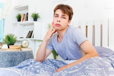 Genç bir adam yatakta sabah uyanma