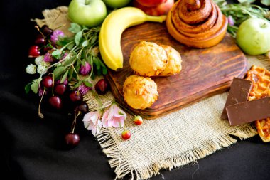 Çilek ile karanlık bir tabakta sır içinde ev yapımı tarçınlı çörek