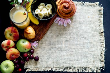 Çilek ile karanlık bir tabakta sır içinde ev yapımı tarçınlı çörek