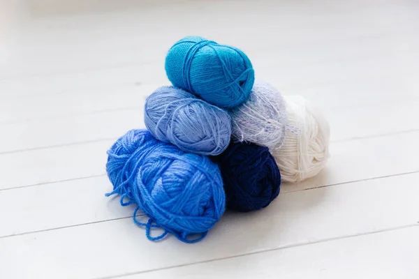 Vue du dessus des boules de fils colorés et des aiguilles à tricoter — Photo