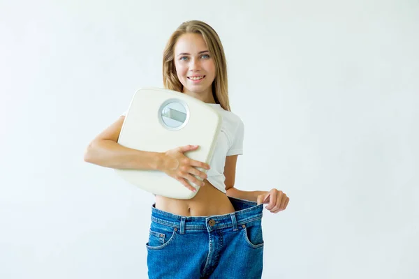 Mulher apta para medir a cintura com fita métrica — Fotografia de Stock