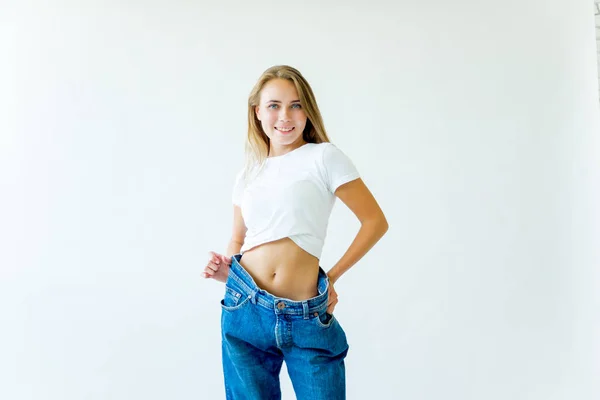 Passen vrouw taille meten met meetlint — Stockfoto