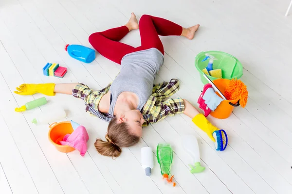 Védőkesztyűk nő mosolyogva, és por, spray és a duster törlőkendők — Stock Fotó