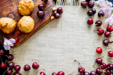 Çilek ile karanlık bir tabakta sır içinde ev yapımı tarçınlı çörek