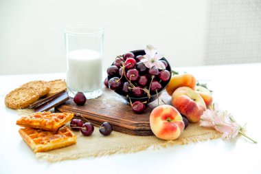 Çilek ile karanlık bir tabakta sır içinde ev yapımı tarçınlı çörek