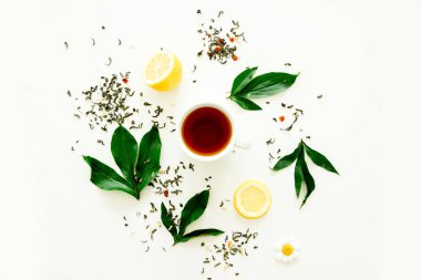 Fincan çay ve karanlık bir arka plan üzerine nane