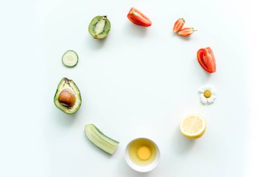 Taze otlar, meyve ve esansiyel yağı cilt bakımı için