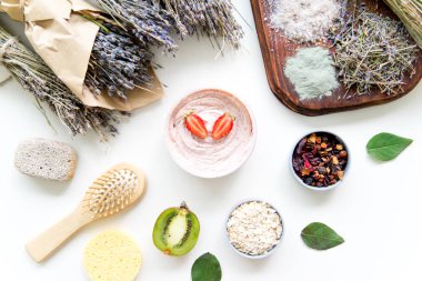 Taze otlar, meyve ve esansiyel yağı cilt bakımı için