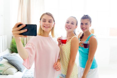 Kızlar eğleniyor slumber parti birlikte