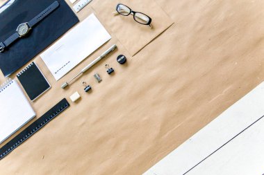 ahşap bir masa üstünde ileti örneği kalem makas defter