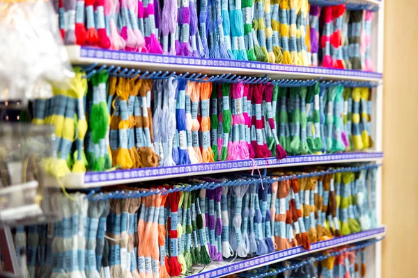 Rolos de tecido e têxteis em uma loja ou loja — Fotografia de Stock