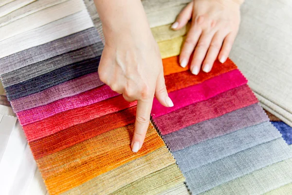 Rollos de tela y textiles en una tienda o tienda — Foto de Stock