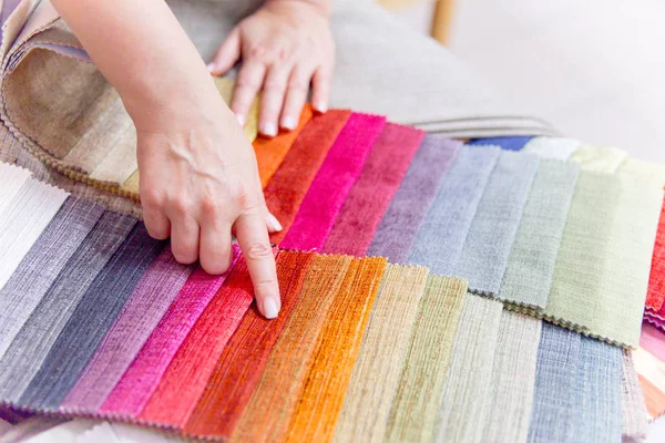 Rollos de tela y textiles en una tienda o tienda — Foto de Stock