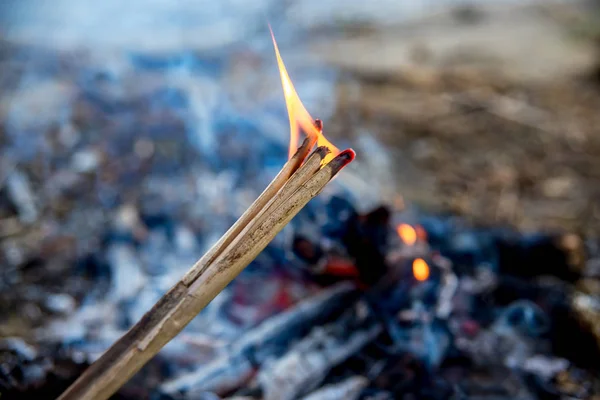 Beau feu de camp dans la soirée au lac. Brûlage au crépuscule au camping — Photo