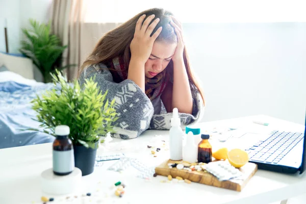 Malato giovane ragazza con febbre trascorrere del tempo a casa — Foto Stock