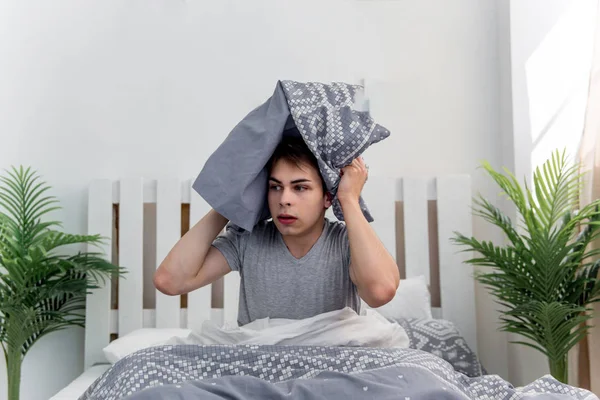 El hombre que se despertaba tarde al trabajo, se quedó dormido. —  Fotos de Stock