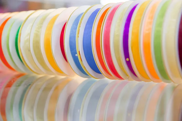 Rollos de tela y textiles en una tienda o tienda — Foto de Stock