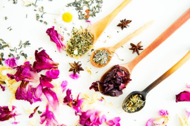 Fincan çay ve karanlık bir arka plan üzerine nane