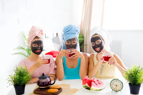 Girls having fun on slumber party together — Stock Photo, Image