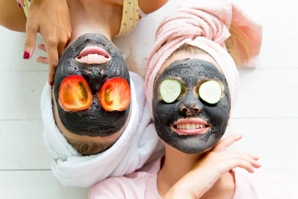 Meisjes plezier op sluimeren partijen samen — Stockfoto