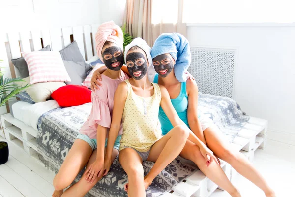 Chicas divirtiéndose en fiesta de pijamas juntos —  Fotos de Stock