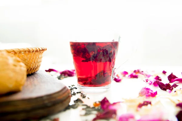 Tasse de thé et menthe sur un fond sombre — Photo