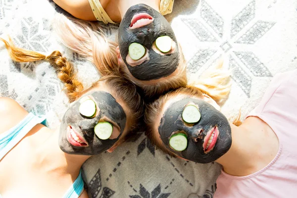 Meninas se divertindo na festa do pijama juntos — Fotografia de Stock