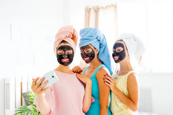 Girls having fun on slumber party together — Stock Photo, Image