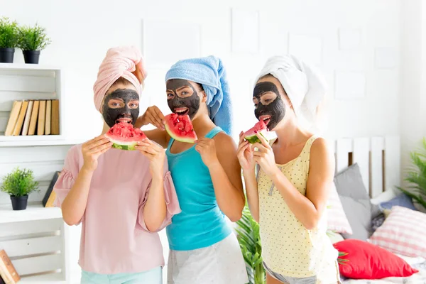 Les filles s'amusent sur la soirée pyjama ensemble — Photo