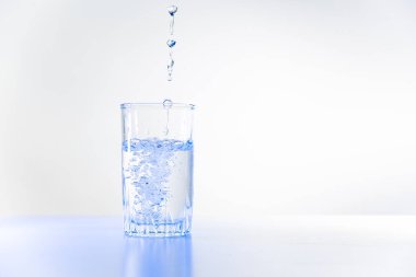 Beyaz mutfak masası üzerinde saf su