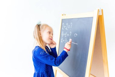 Mutlu sevimli çalışkan çocuk bir masada kapalı oturuyor