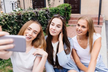 Konum haritası bir şehirde elinde tutan güzel kadın gezgin