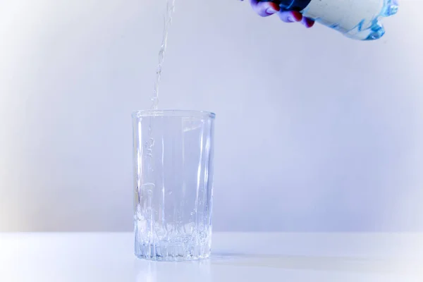 Bicchiere di acqua pura su un tavolo da cucina bianco — Foto Stock