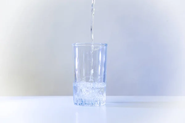 白色厨房桌上的纯净水玻璃 — 图库照片