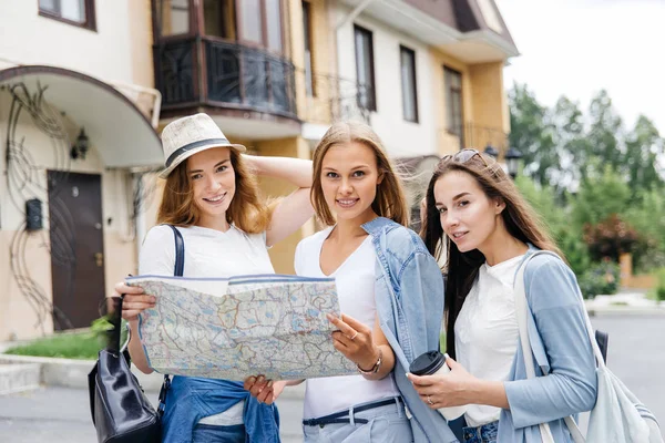 美丽的妇女旅行者藏品地图在手在城市 — 图库照片