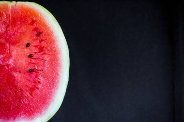 bir taze görüntüsünü kırmızı karpuz bir masanın üzerine dilimlenmiş.