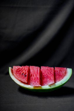 bir taze görüntüsünü kırmızı karpuz bir masanın üzerine dilimlenmiş.