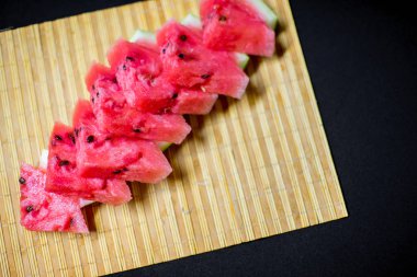 bir taze görüntüsünü kırmızı karpuz bir masanın üzerine dilimlenmiş.