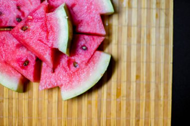 bir taze görüntüsünü kırmızı karpuz bir masanın üzerine dilimlenmiş.