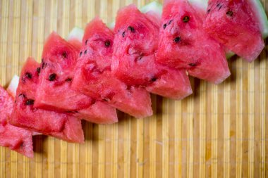 bir taze görüntüsünü kırmızı karpuz bir masanın üzerine dilimlenmiş.