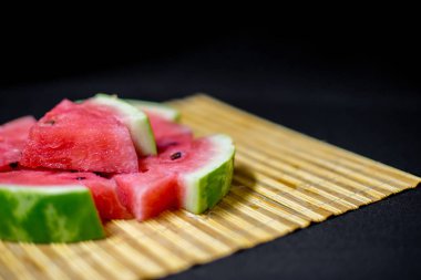 bir taze görüntüsünü kırmızı karpuz bir masanın üzerine dilimlenmiş.