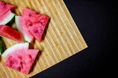 bir taze görüntüsünü kırmızı karpuz bir masanın üzerine dilimlenmiş.