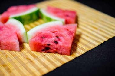 bir taze görüntüsünü kırmızı karpuz bir masanın üzerine dilimlenmiş.