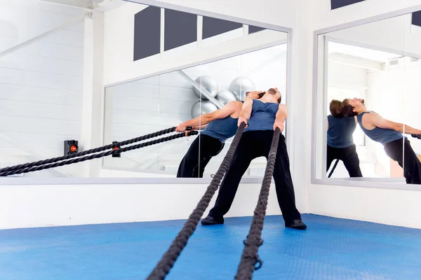 Jeune Homme Musclé Faisant Des Exercices Crossfit Dans Une Salle — Photo