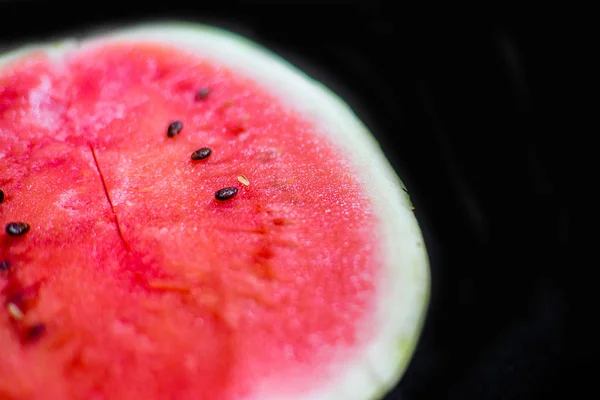 Uma imagem de uma melancia vermelha em fatias frescas numa mesa — Fotografia de Stock